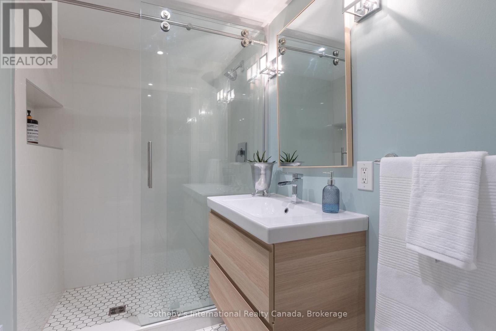 4456 HAWTHORNE DRIVE