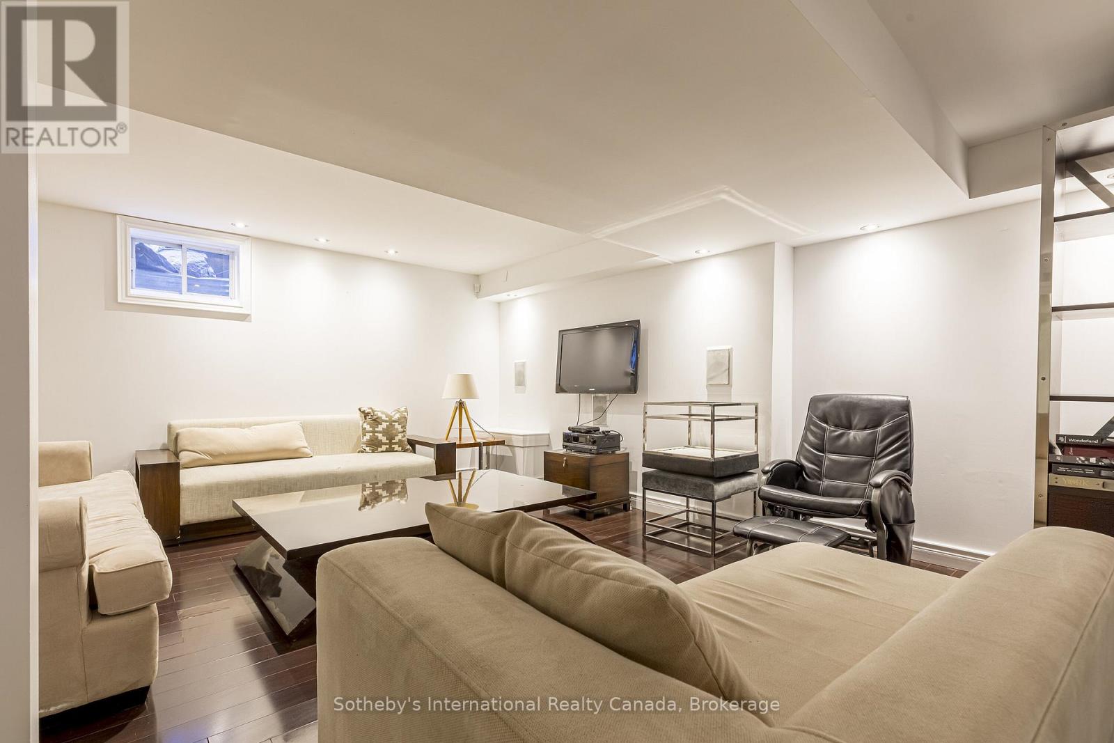 2472 UPPER VALLEY CRESCENT