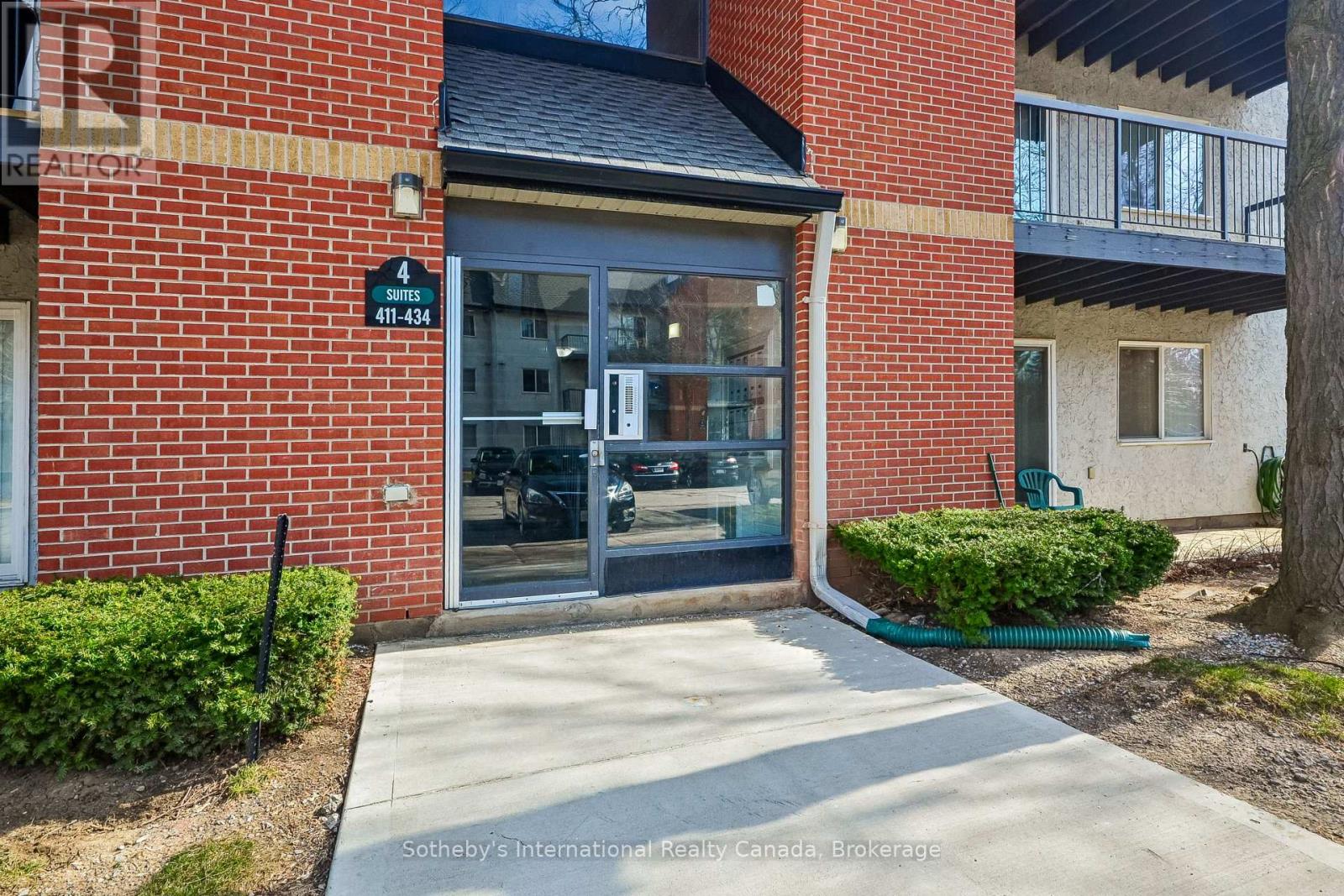 434 - 1450 GLEN ABBEY GATE