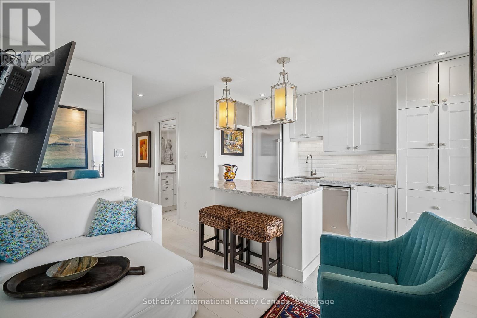 2066 WATER'S EDGE DRIVE