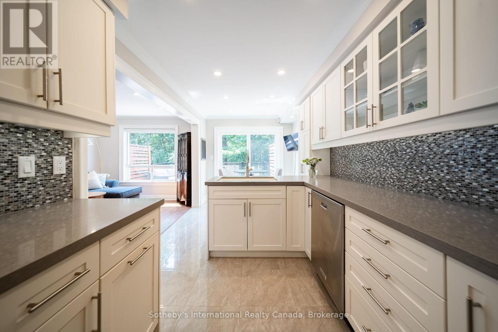 339 RAVINEVIEW WAY