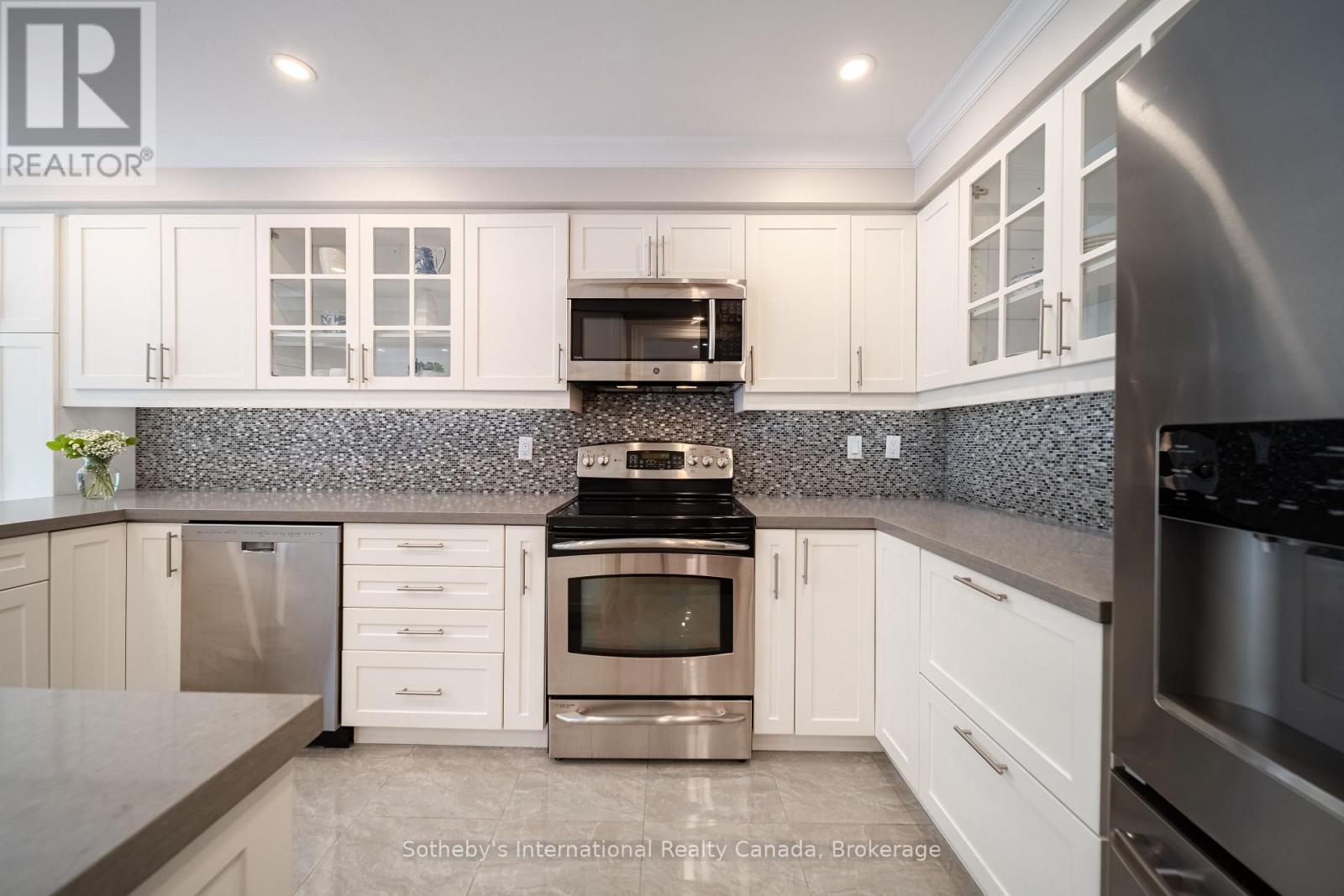 339 RAVINEVIEW WAY