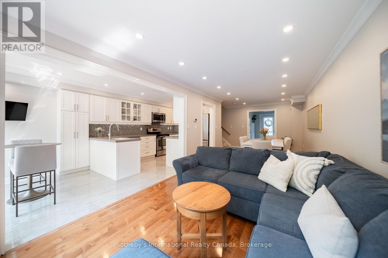 339 RAVINEVIEW WAY