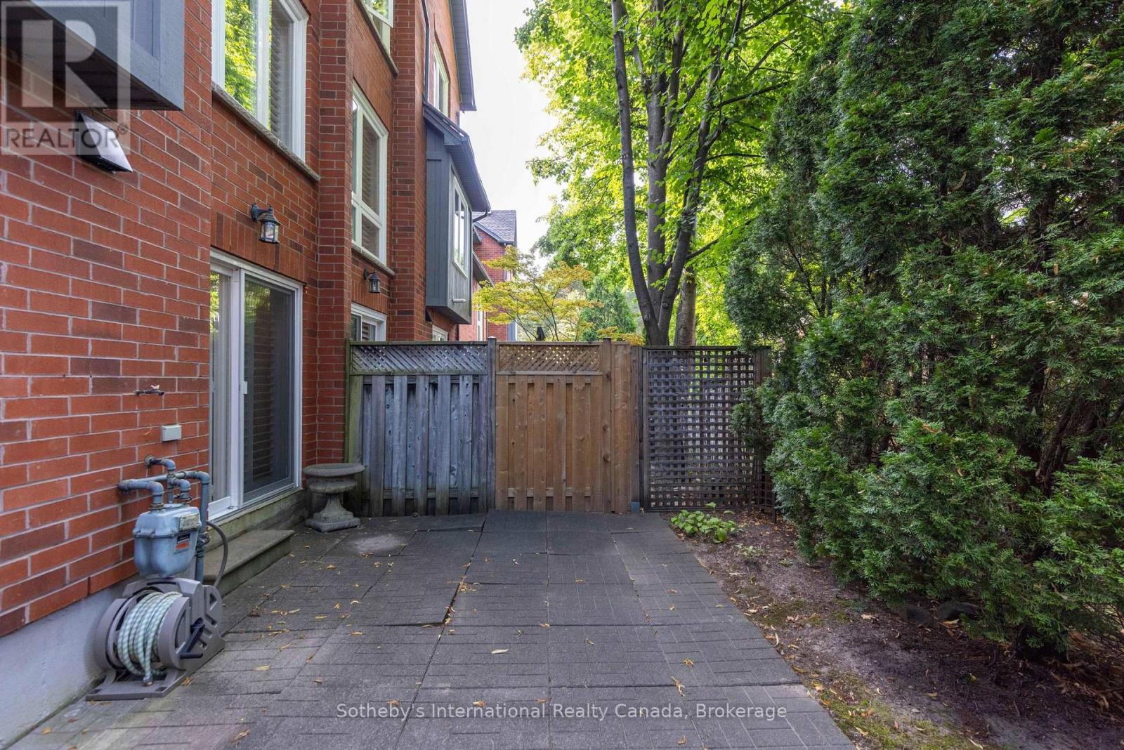 32A - 1064 QUEEN STREET W