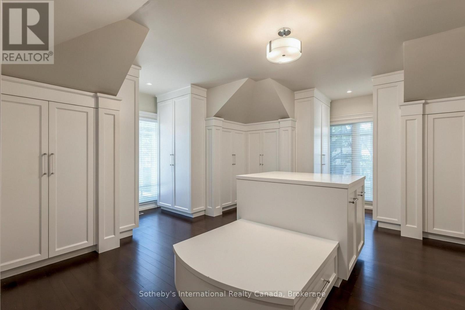 1073 LAKESHORE ROAD E