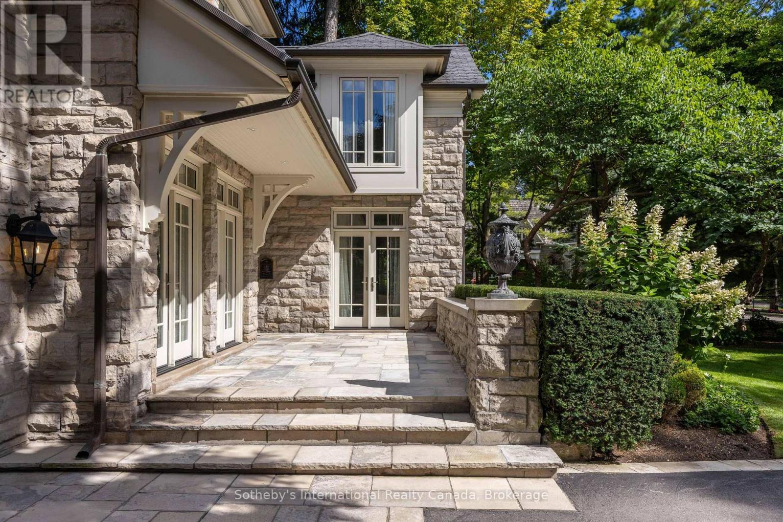 1073 LAKESHORE ROAD E