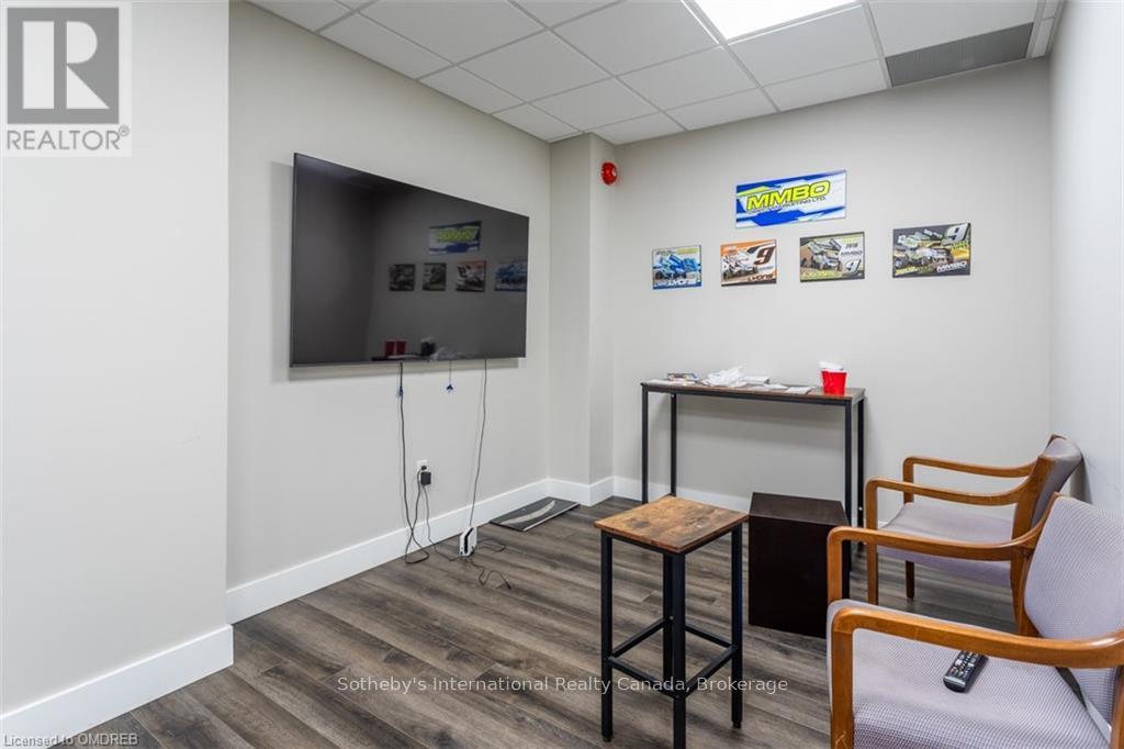 200 - 180 JAMES STREET S