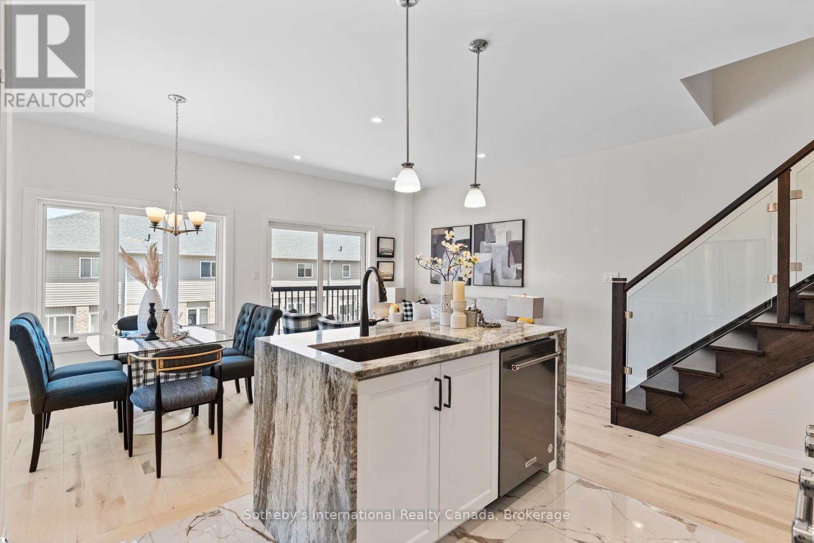 12 - 675 VICTORIA ROAD N