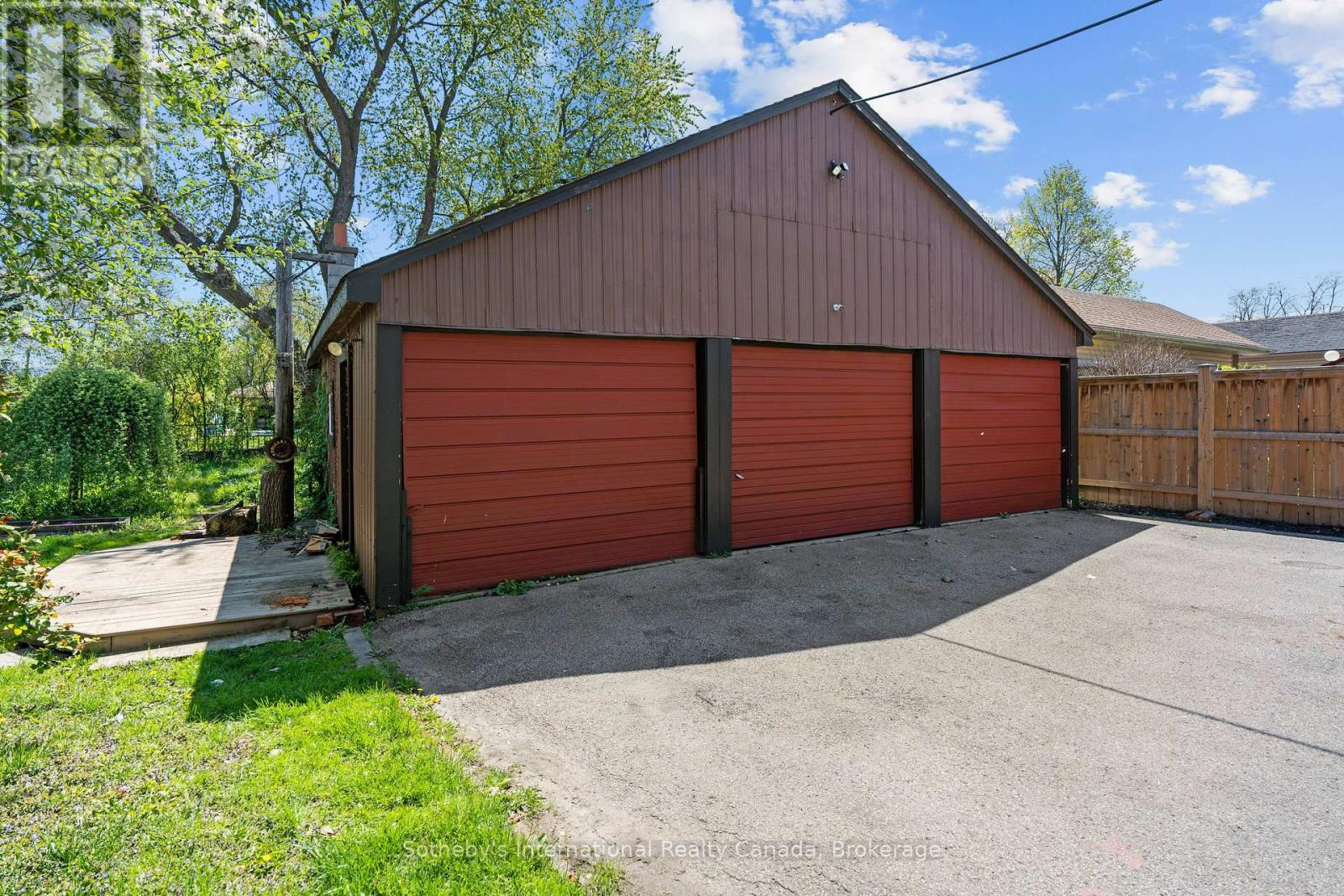 122 LAKE AVENUE DRIVE