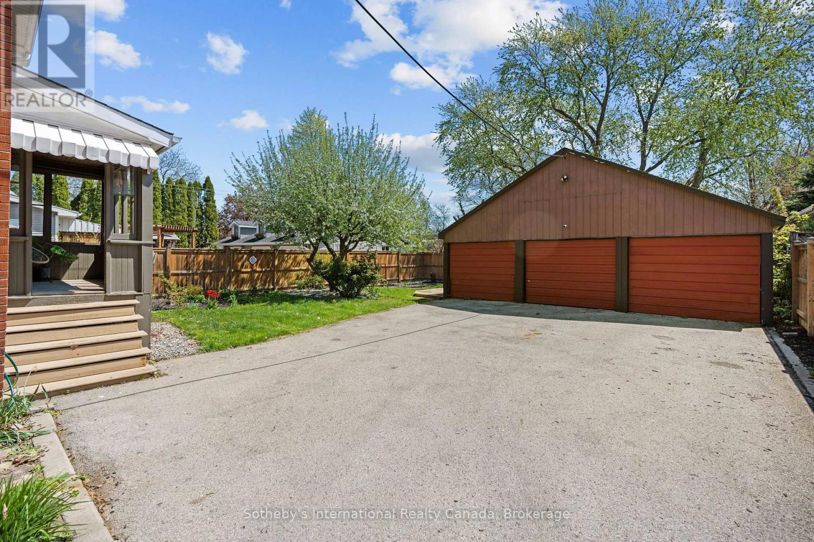 122 LAKE AVENUE DRIVE