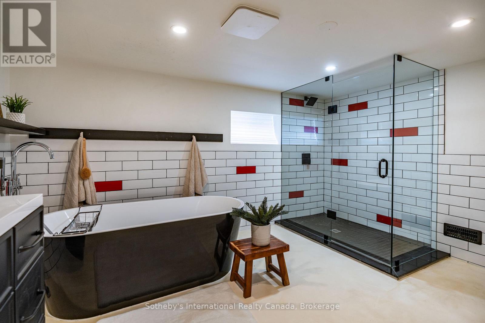 122 LAKE AVENUE DRIVE