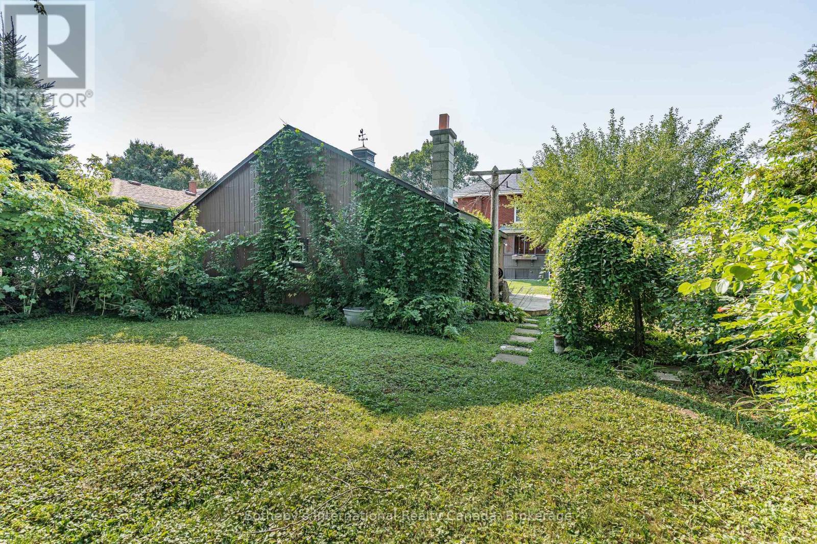 122 LAKE AVENUE DRIVE
