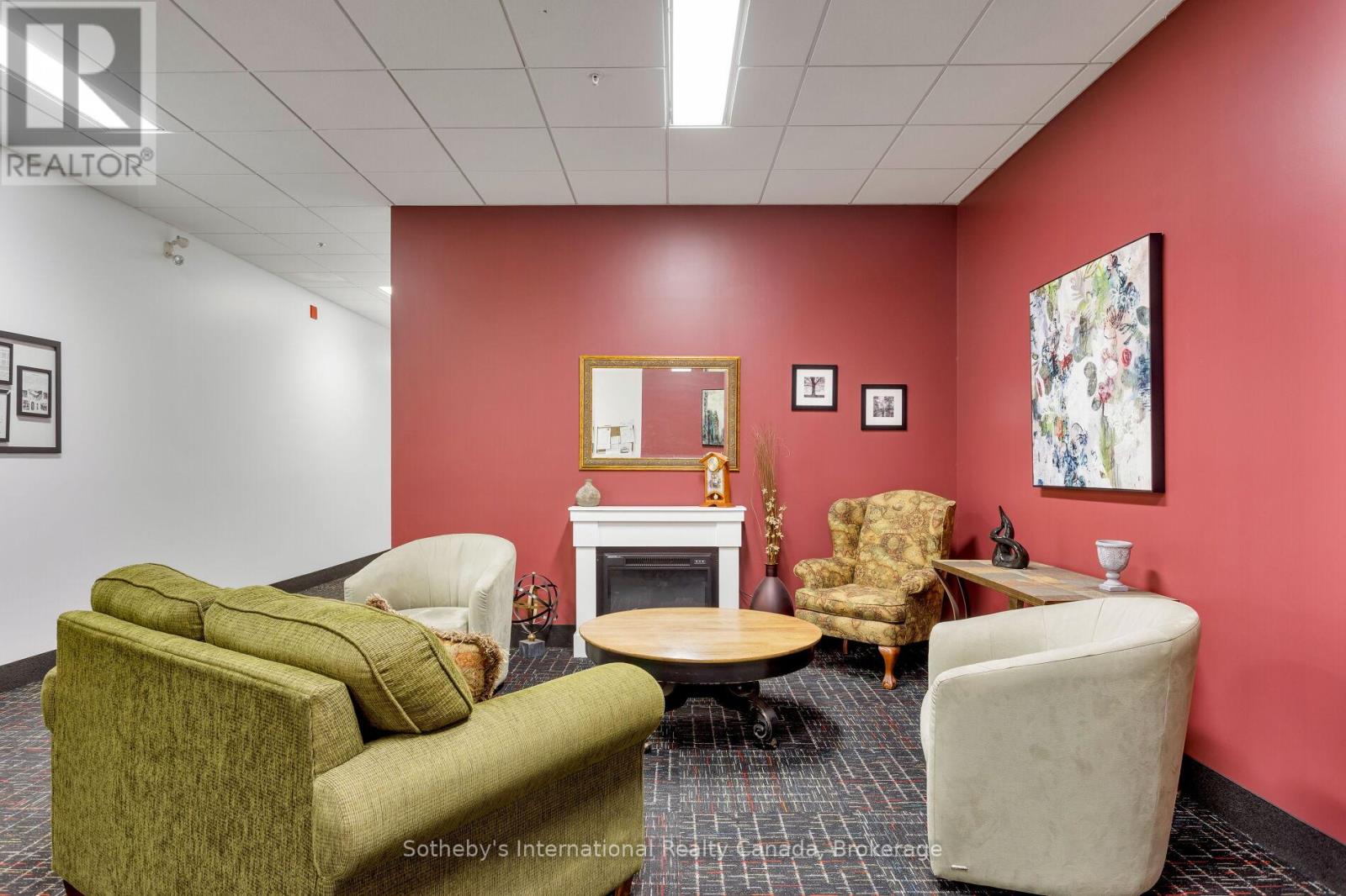 219 - 262 DUNDAS STREET E