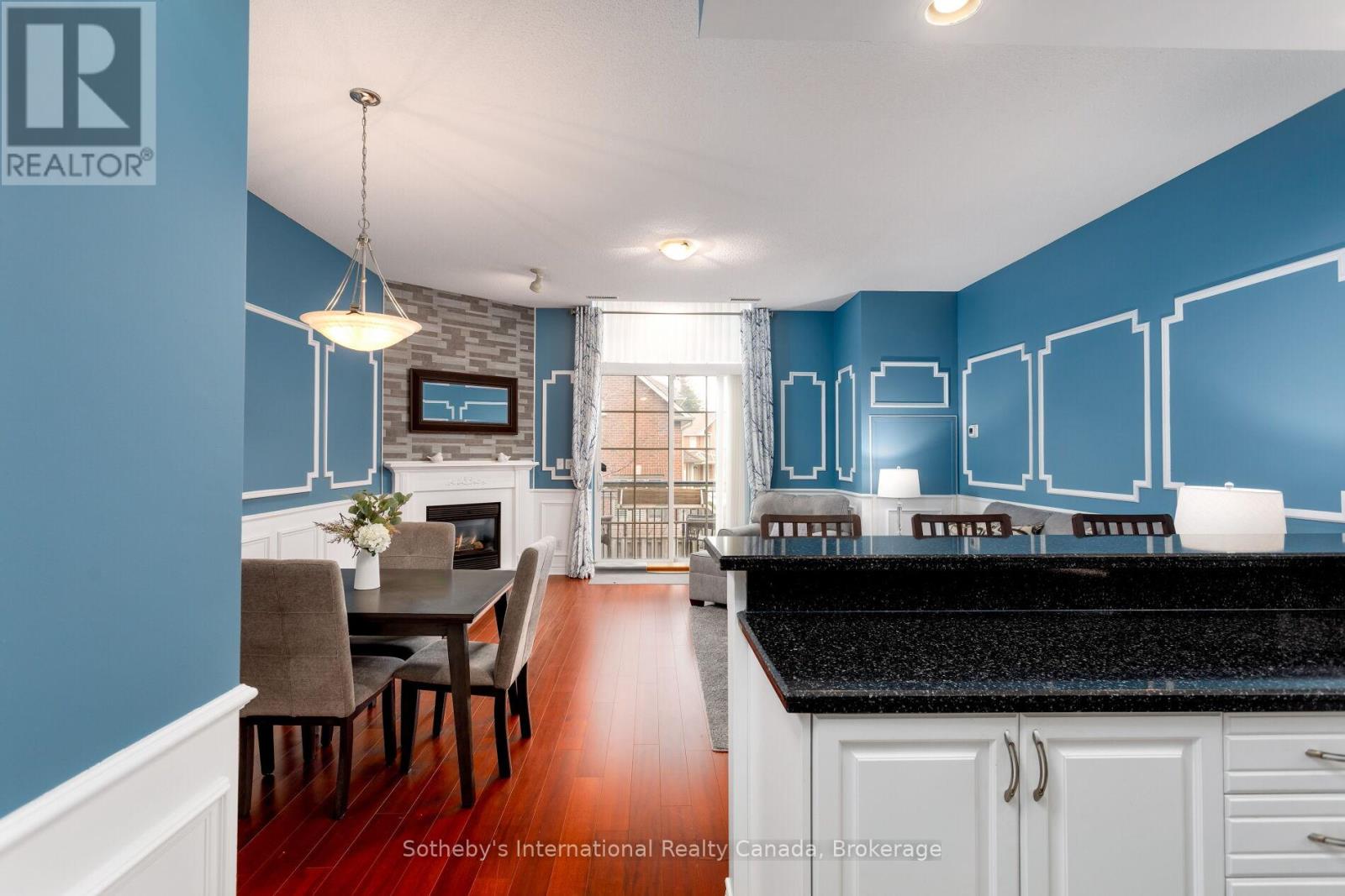 219 - 262 DUNDAS STREET E