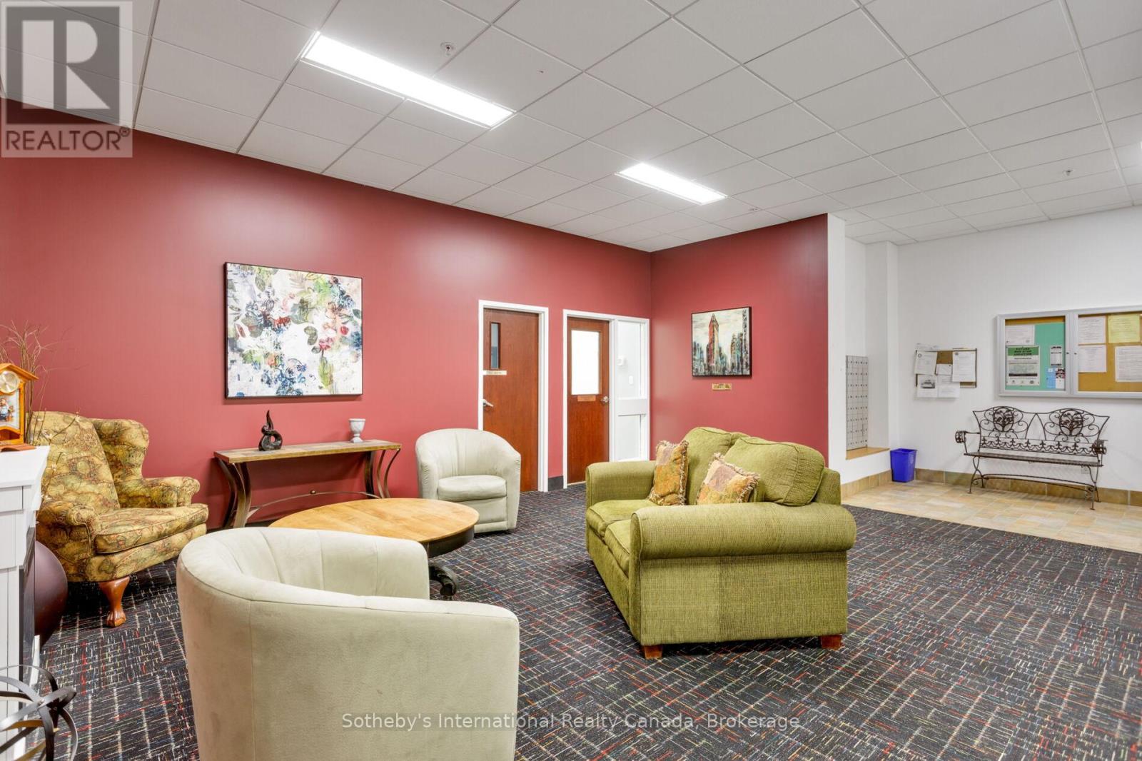 219 - 262 DUNDAS STREET E