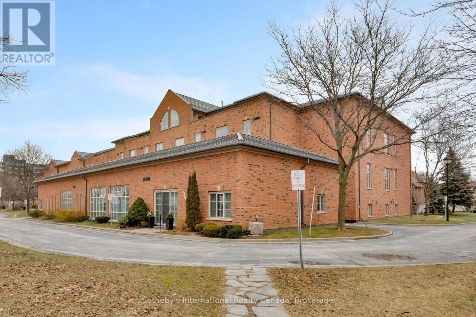 219 - 262 DUNDAS STREET E