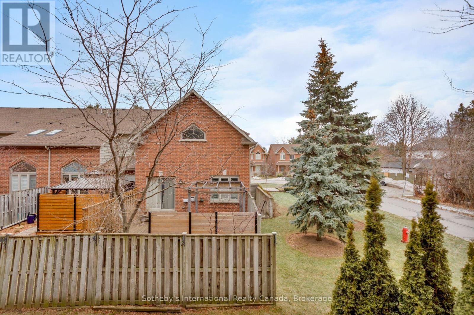 219 - 262 DUNDAS STREET E