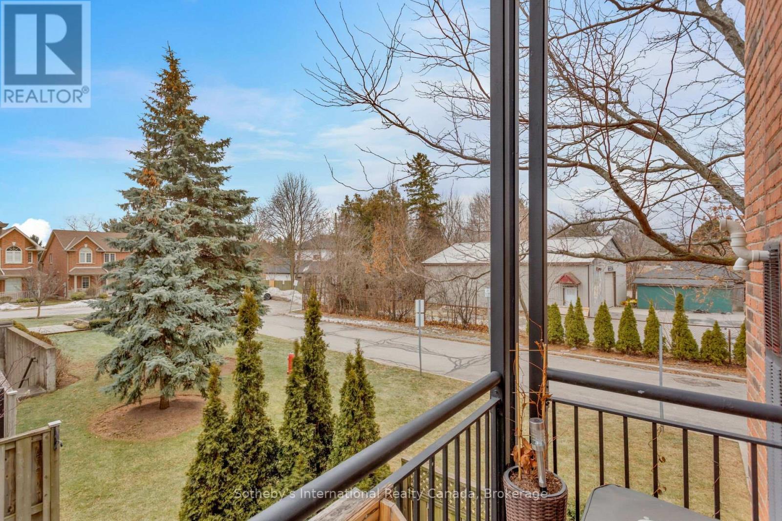 219 - 262 DUNDAS STREET E