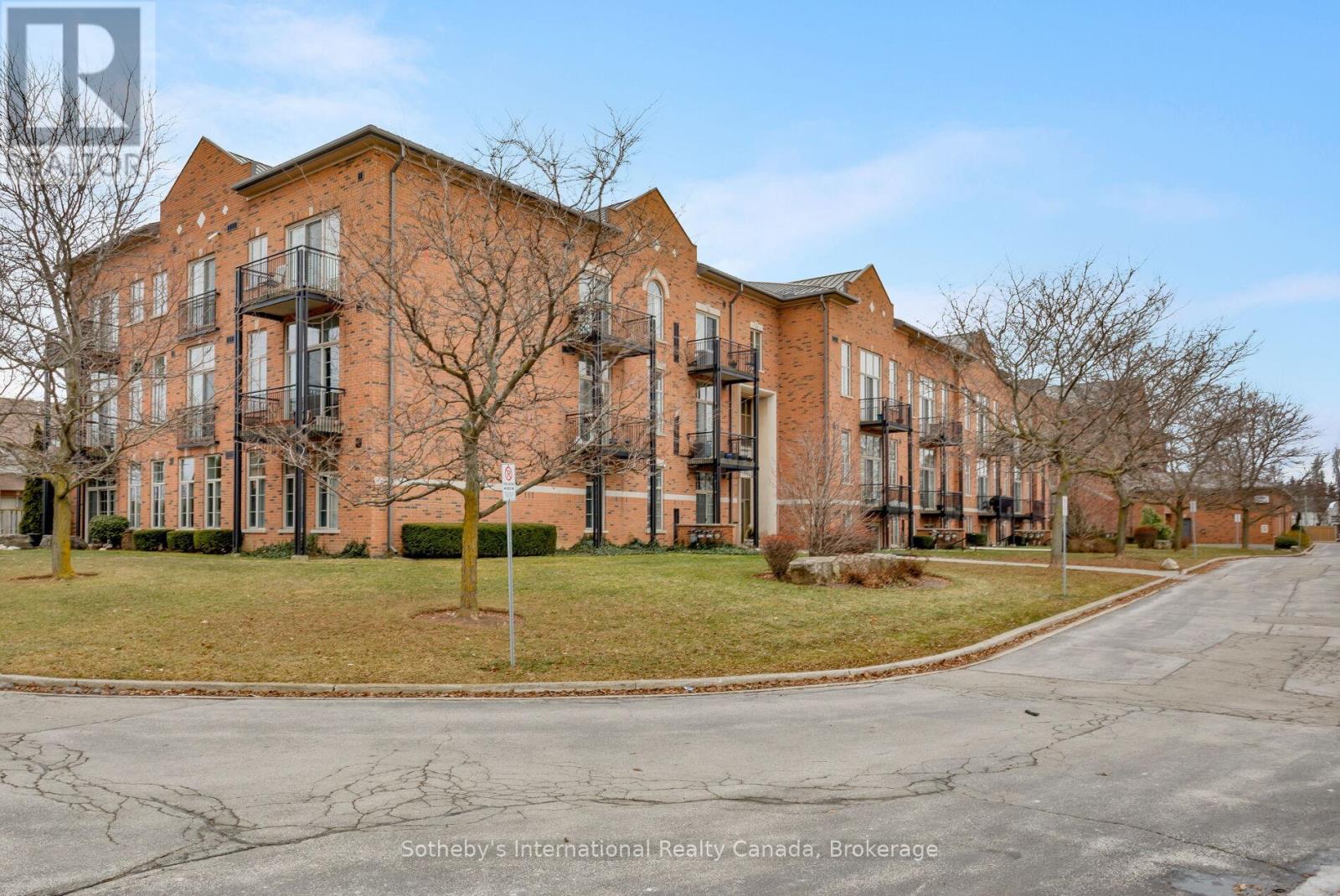 219 - 262 DUNDAS STREET E