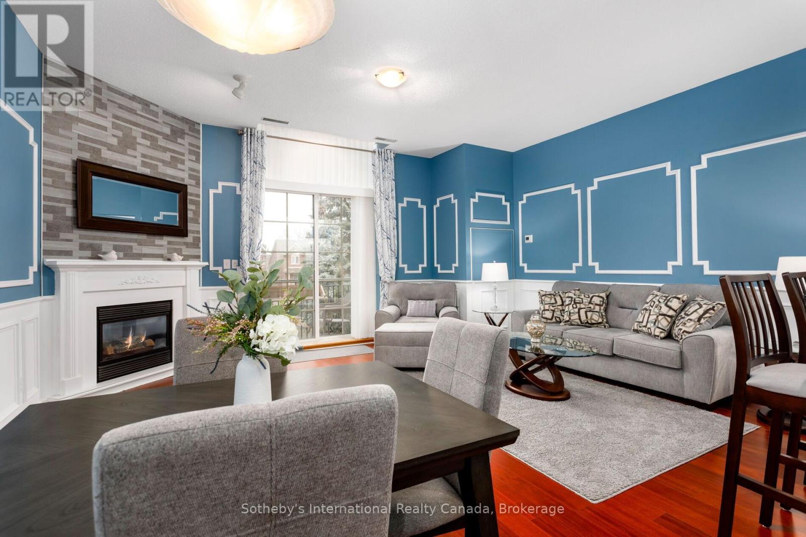 219 - 262 DUNDAS STREET E