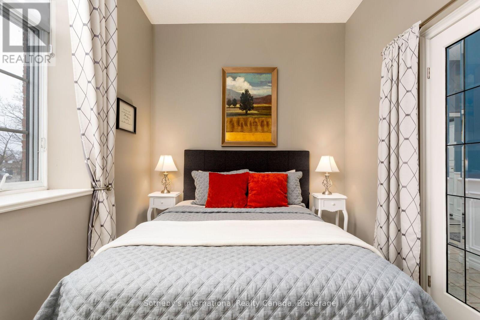 219 - 262 DUNDAS STREET E