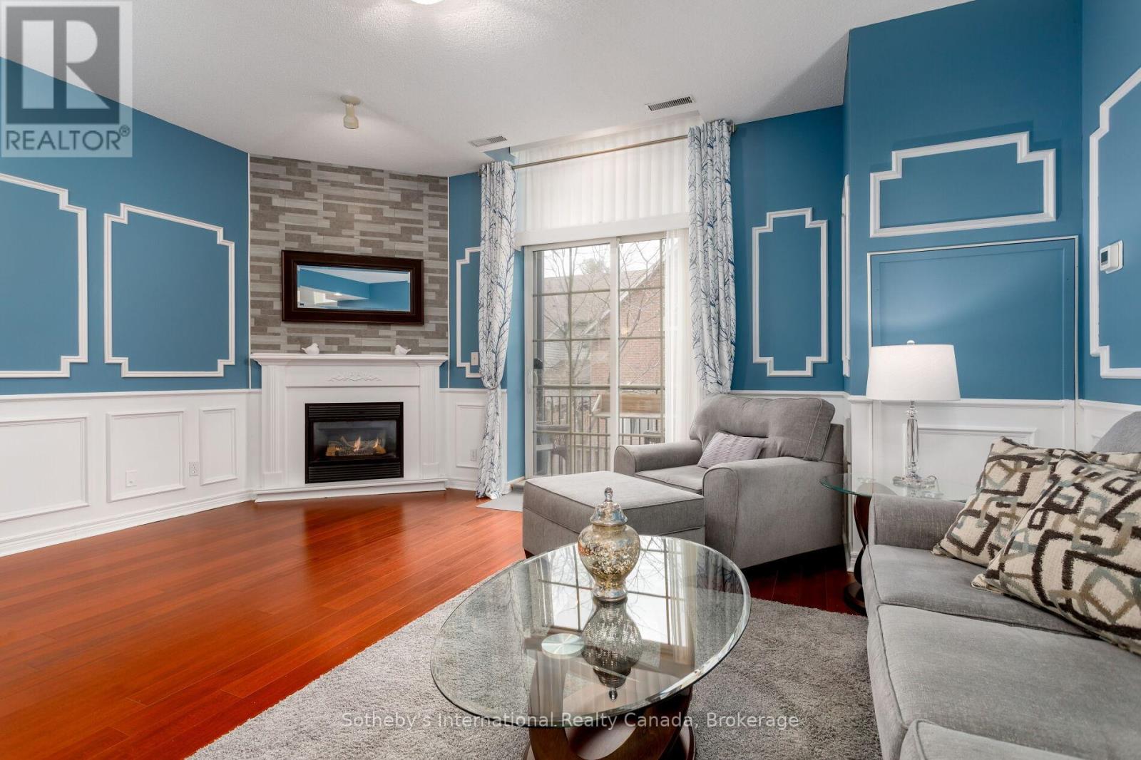 219 - 262 DUNDAS STREET E