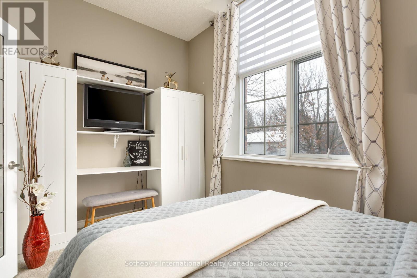 219 - 262 DUNDAS STREET E