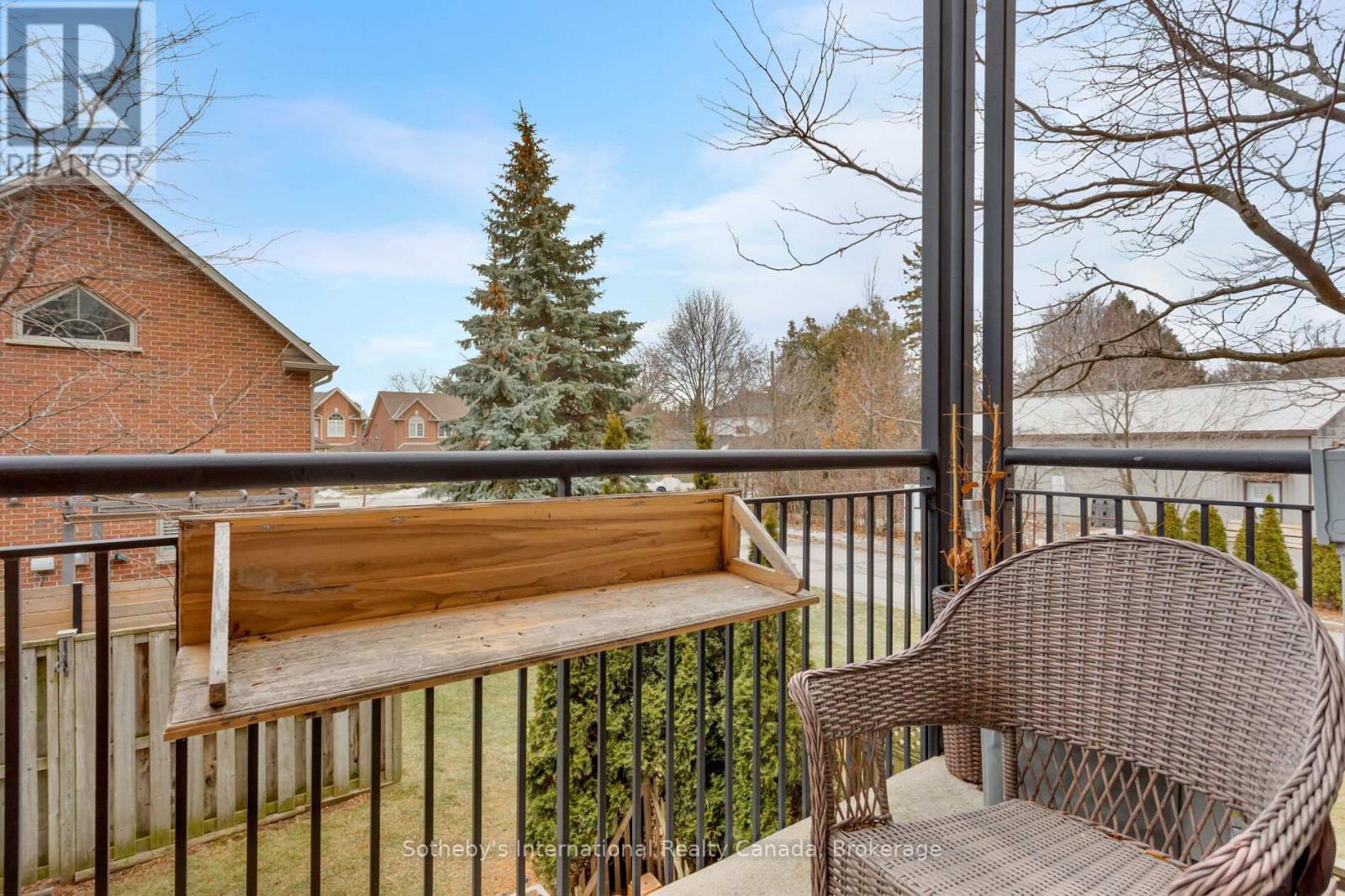 219 - 262 DUNDAS STREET E