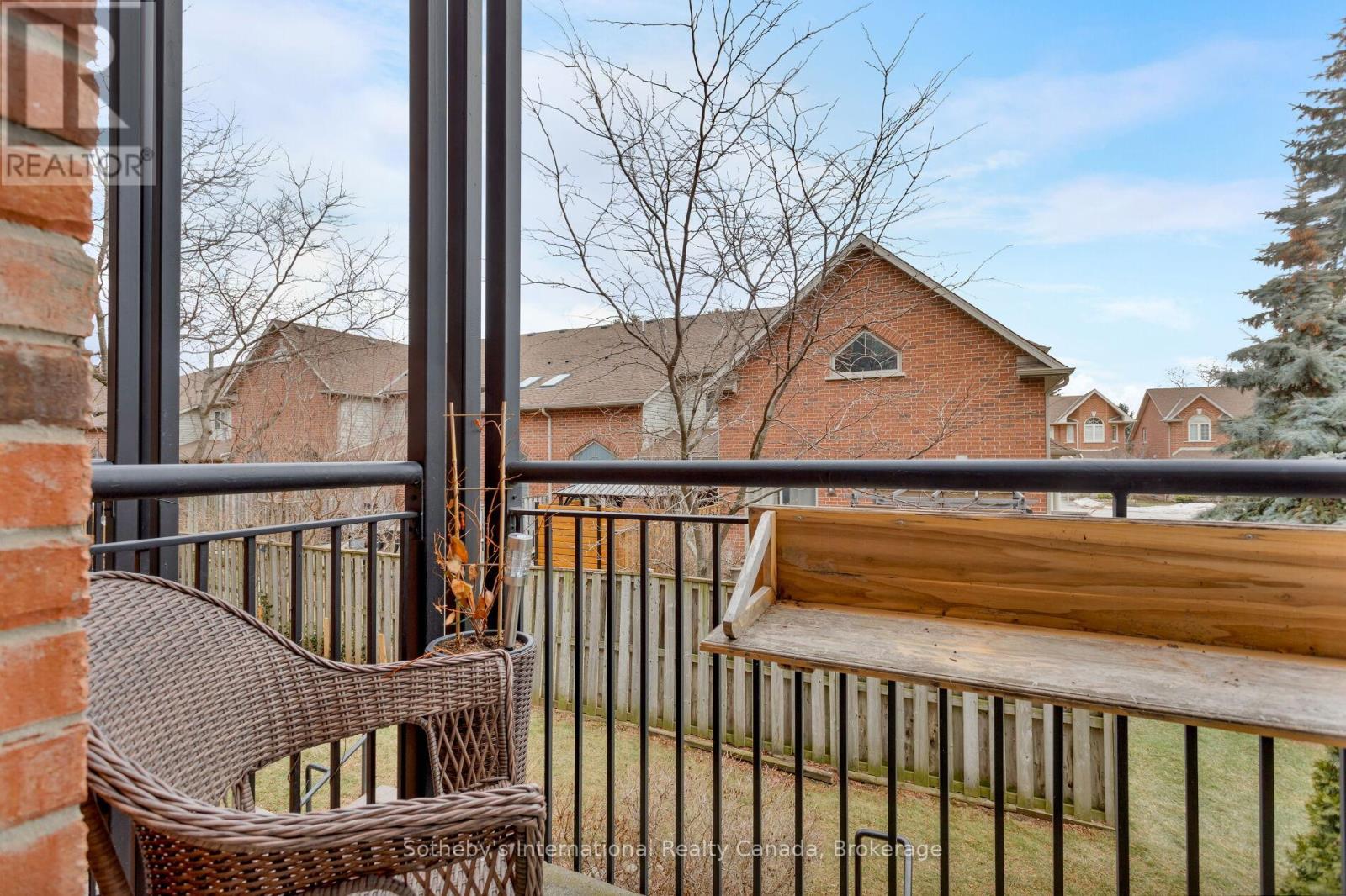 219 - 262 DUNDAS STREET E