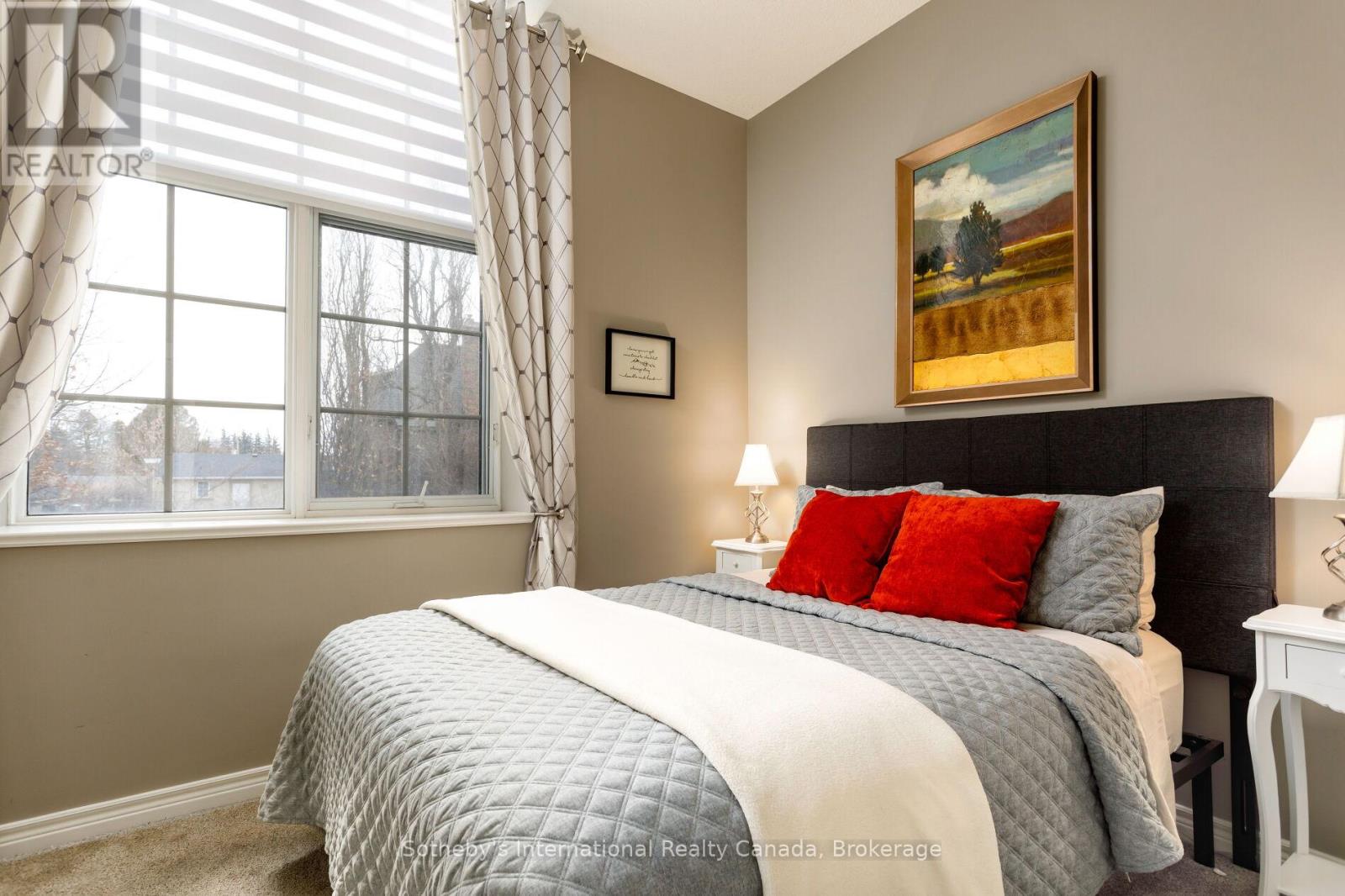 219 - 262 DUNDAS STREET E