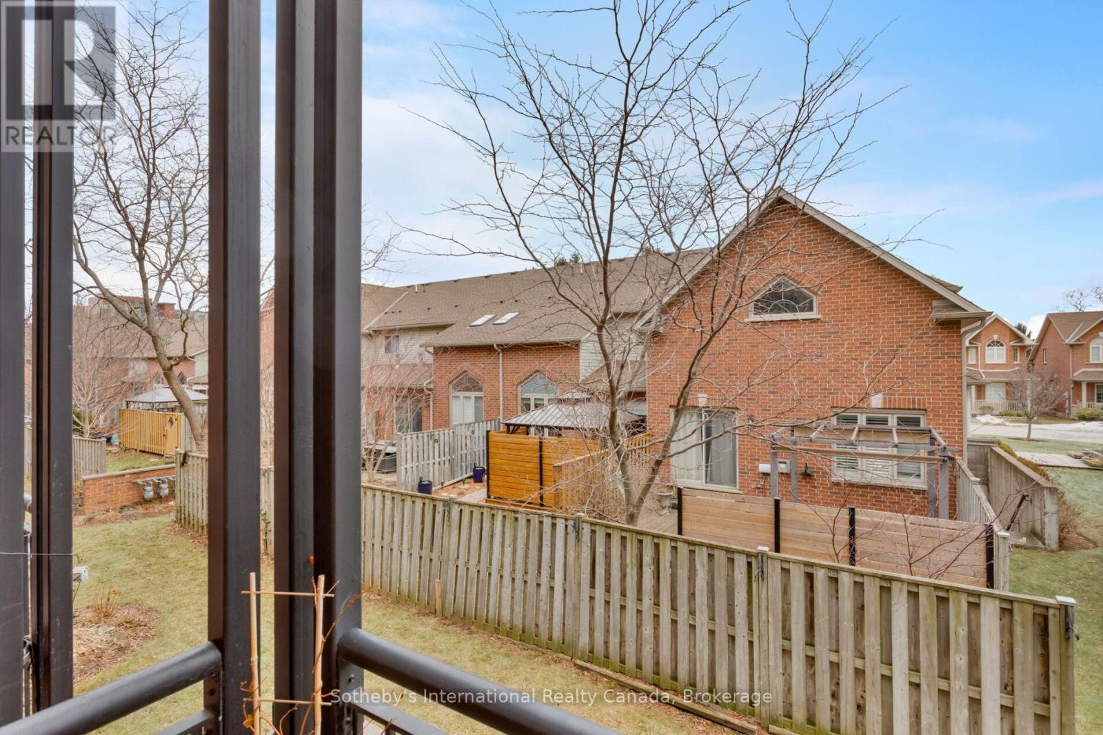 219 - 262 DUNDAS STREET E