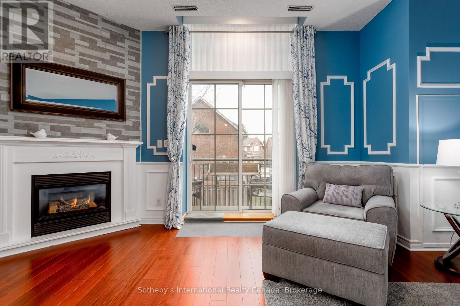 219 - 262 DUNDAS STREET E