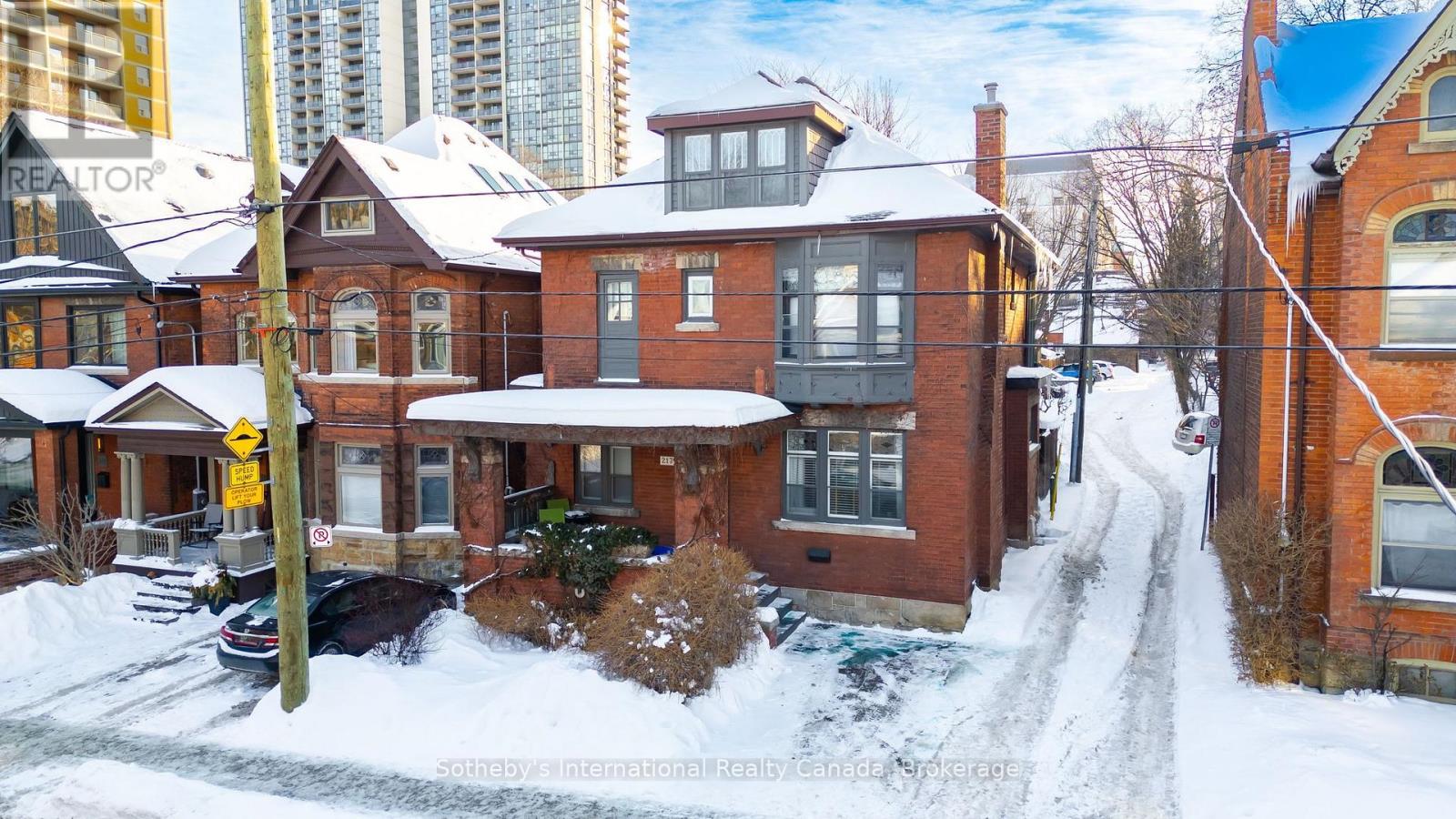 217 CAROLINE STREET S