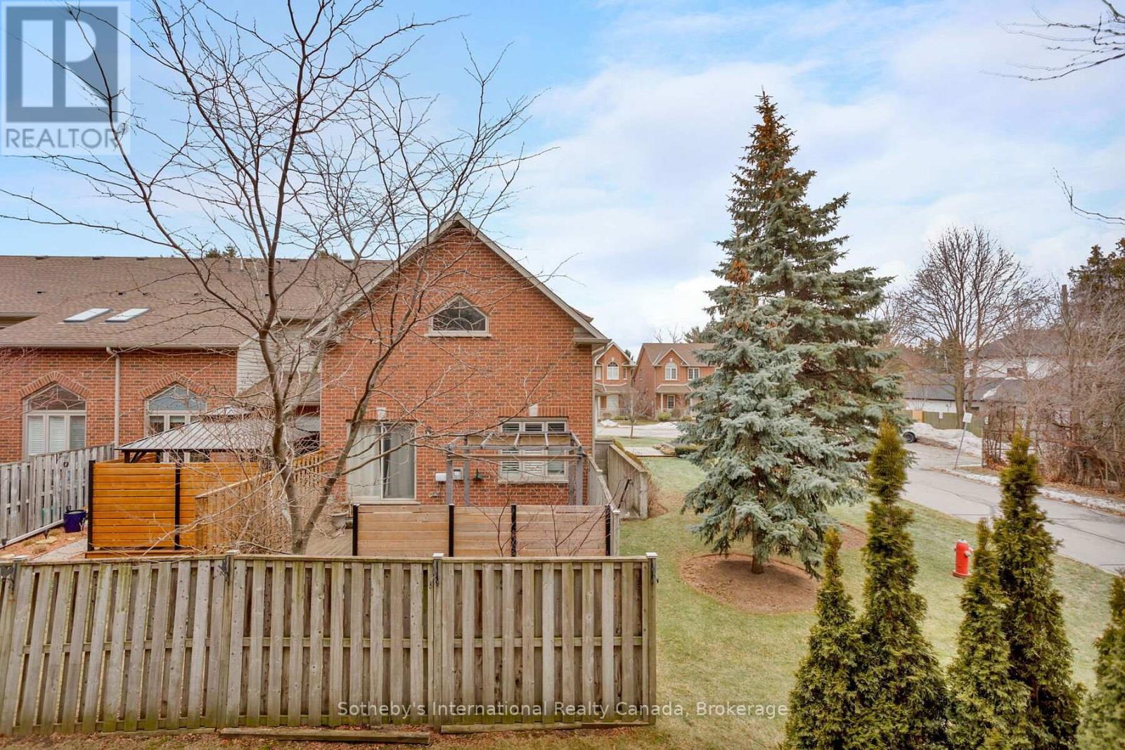 219 - 262 DUNDAS STREET E