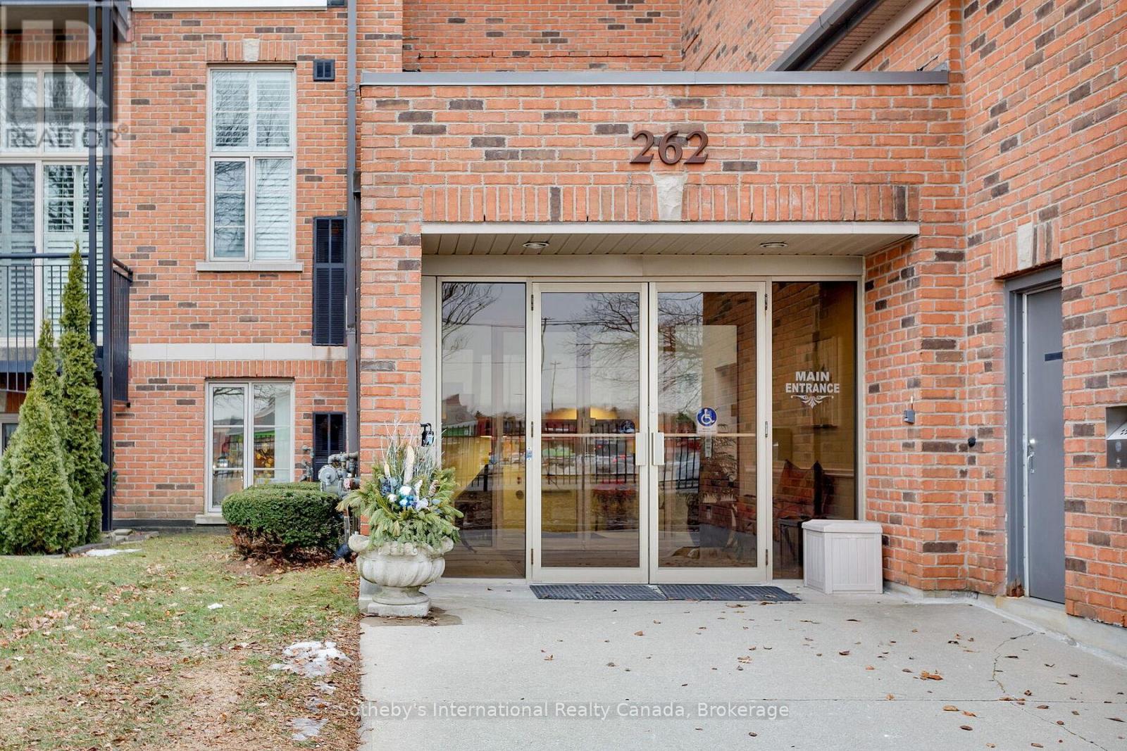 219 - 262 DUNDAS STREET E