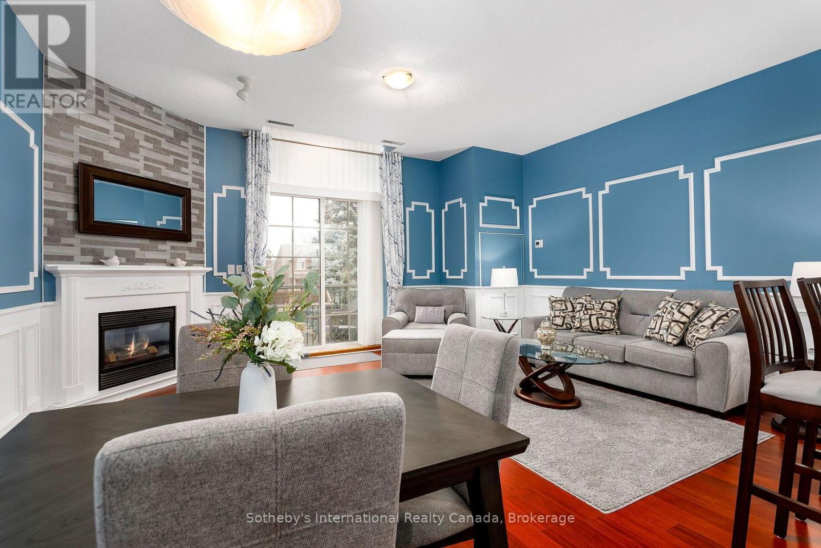 219 - 262 DUNDAS STREET E