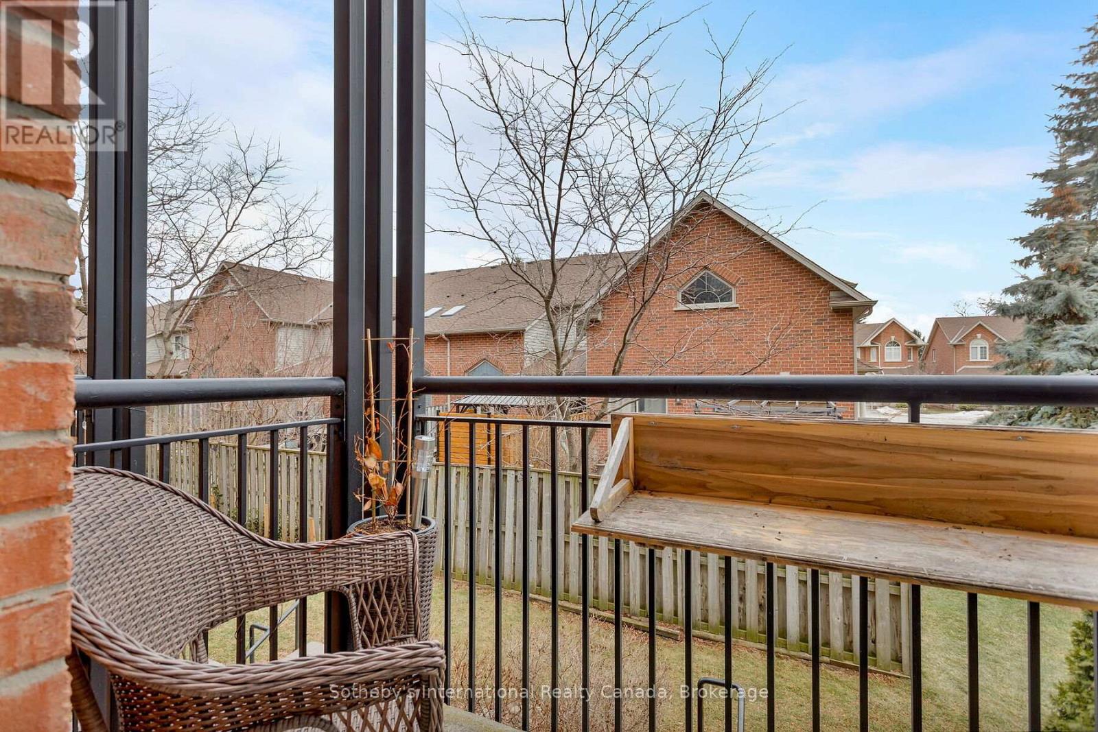 219 - 262 DUNDAS STREET E