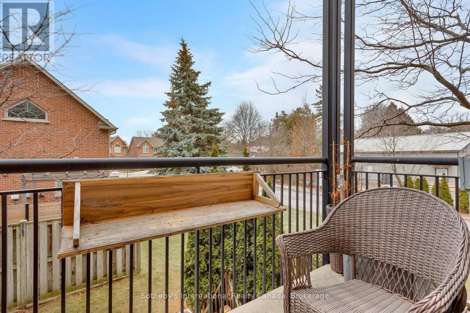 219 - 262 DUNDAS STREET E