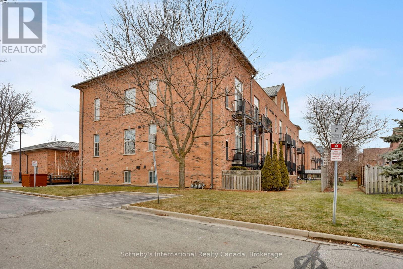 219 - 262 DUNDAS STREET E