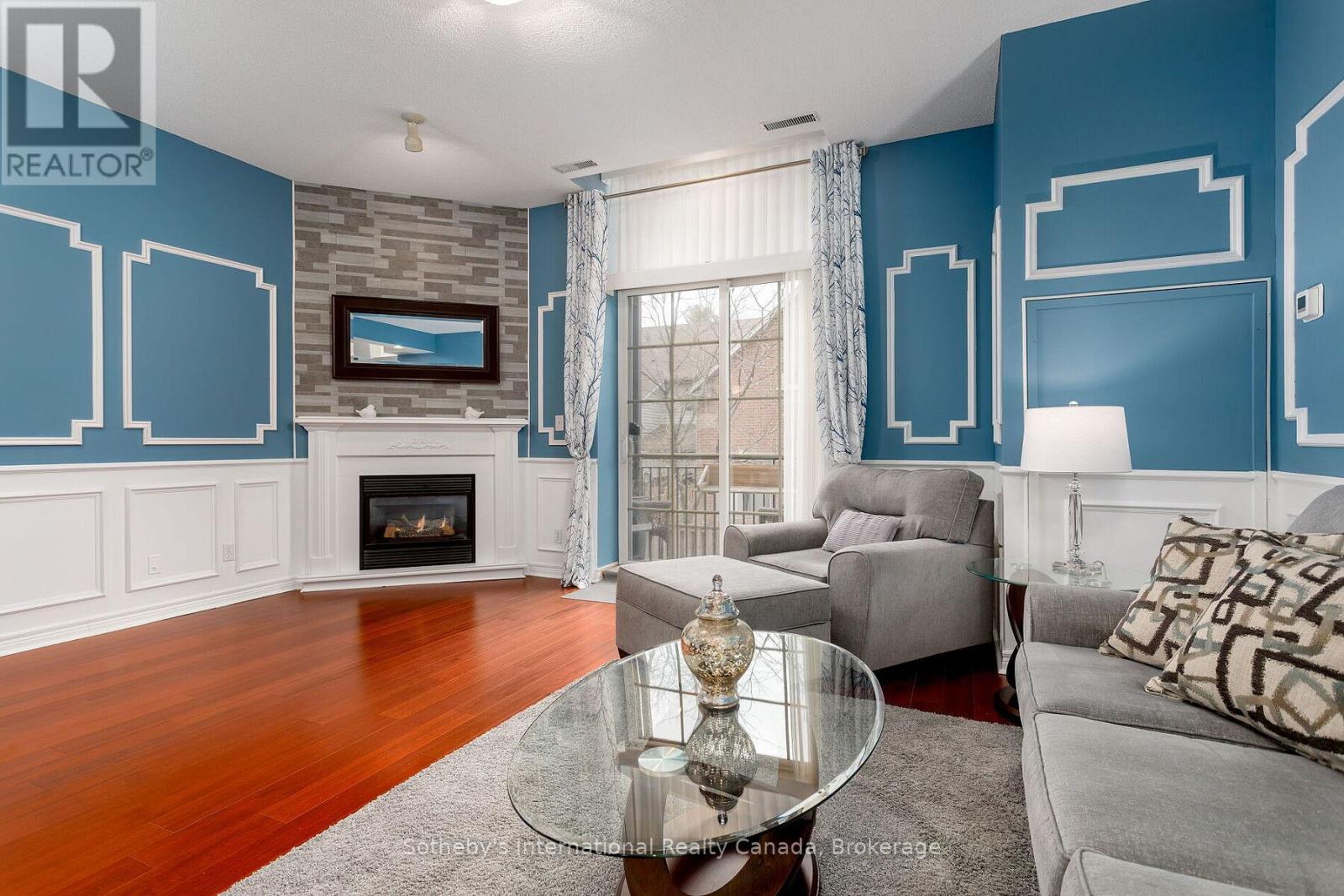 219 - 262 DUNDAS STREET E