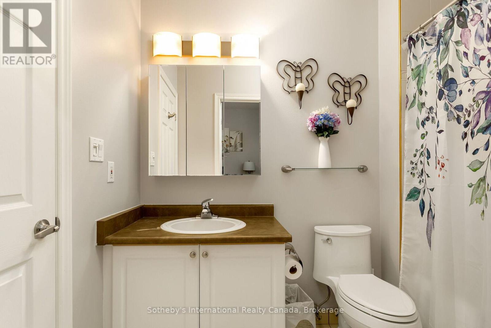 219 - 262 DUNDAS STREET E