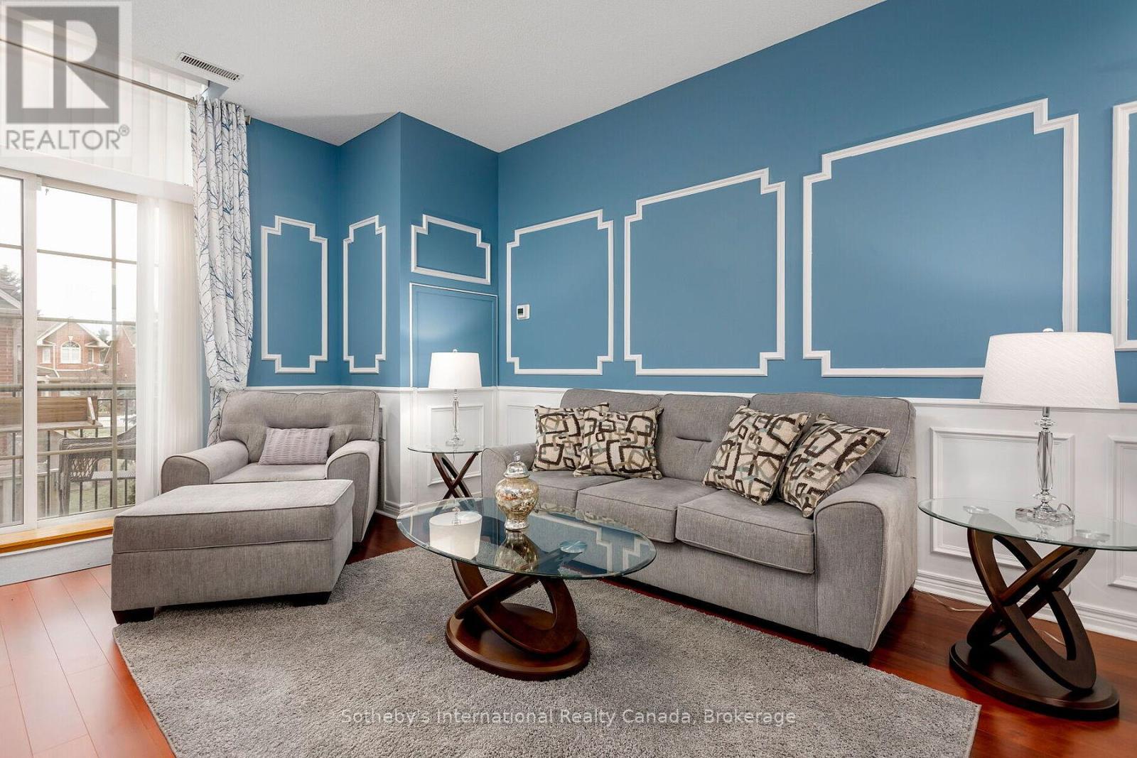 219 - 262 DUNDAS STREET E