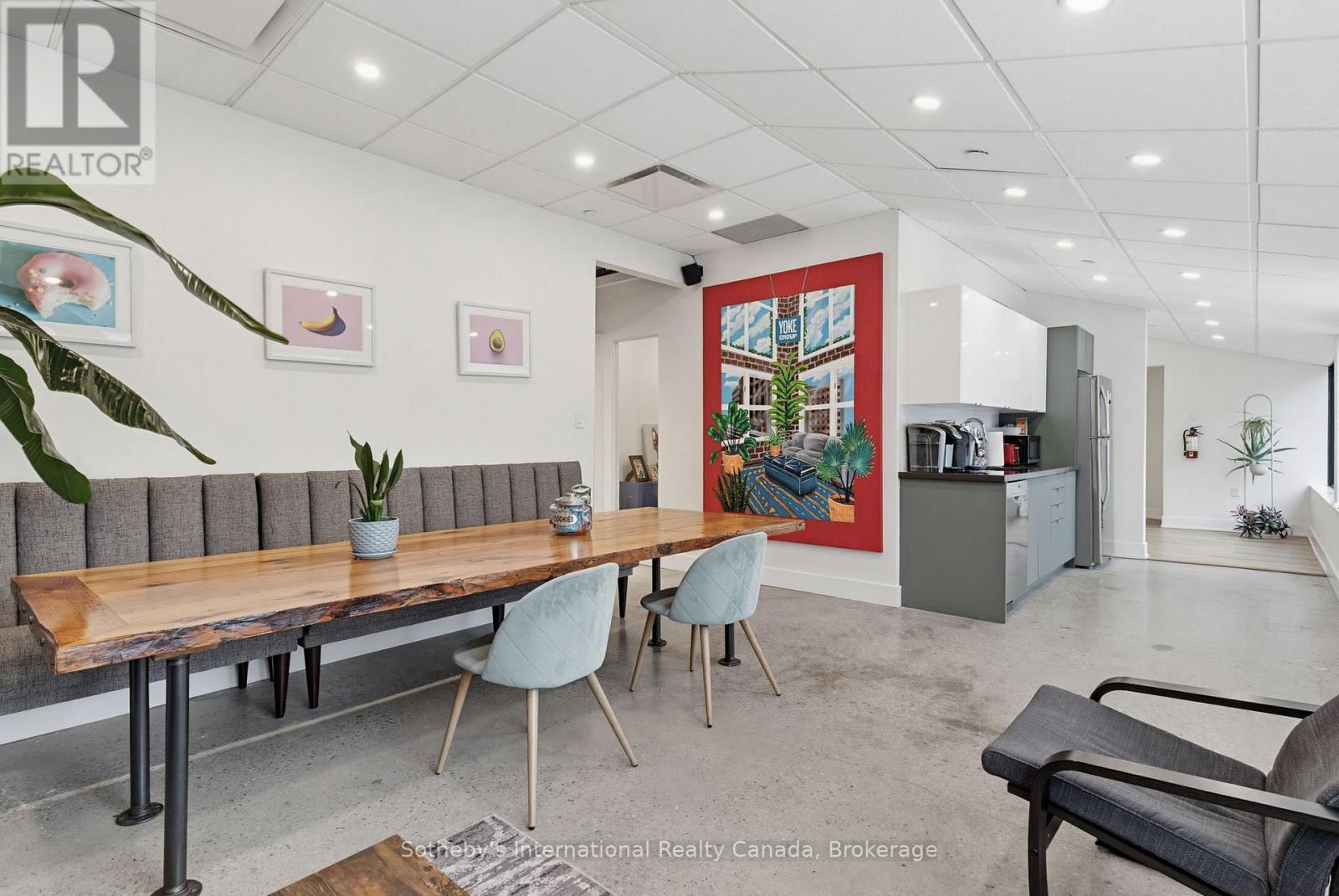 201-202 - 180 JAMES STREET S