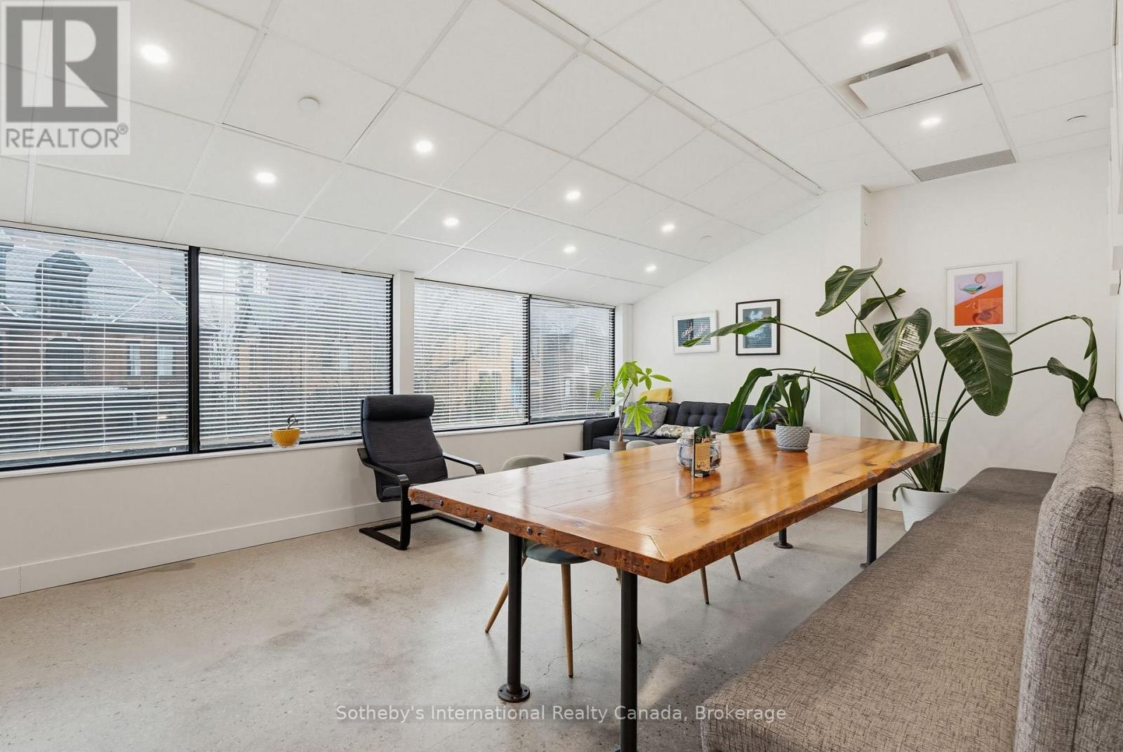 201-202 - 180 JAMES STREET S