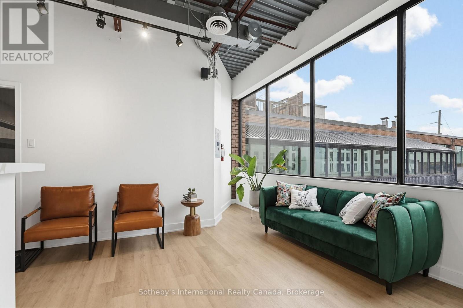 201-202 - 180 JAMES STREET S