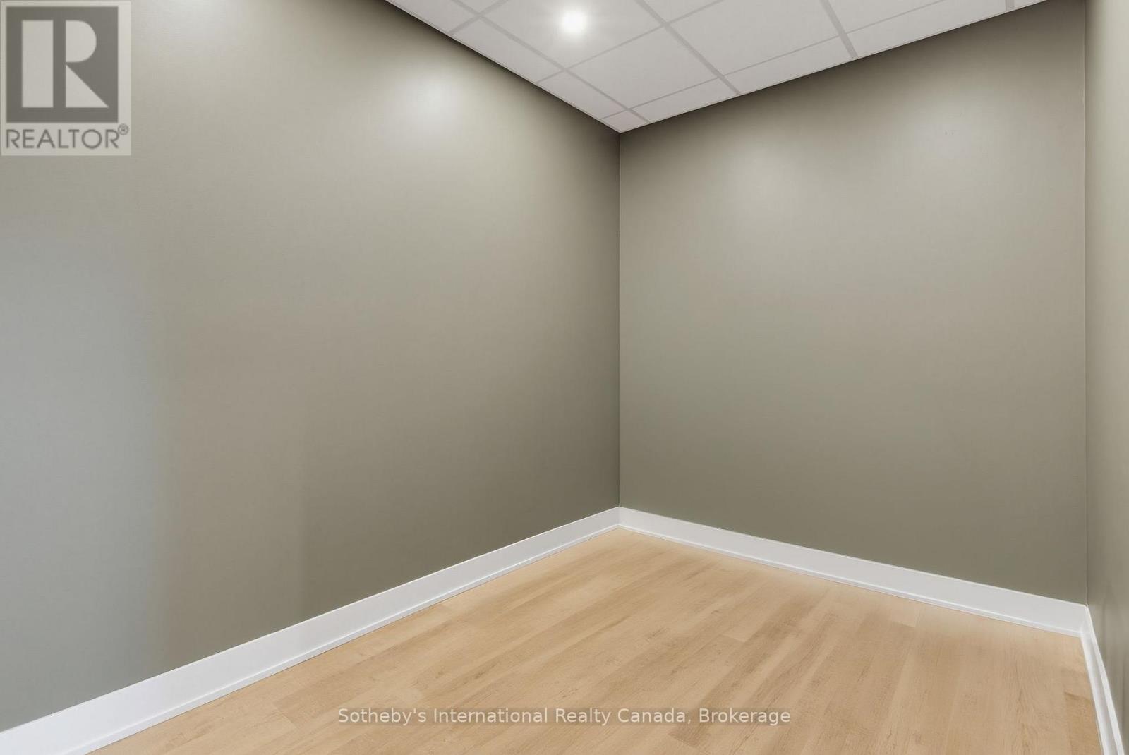 201-202 - 180 JAMES STREET S