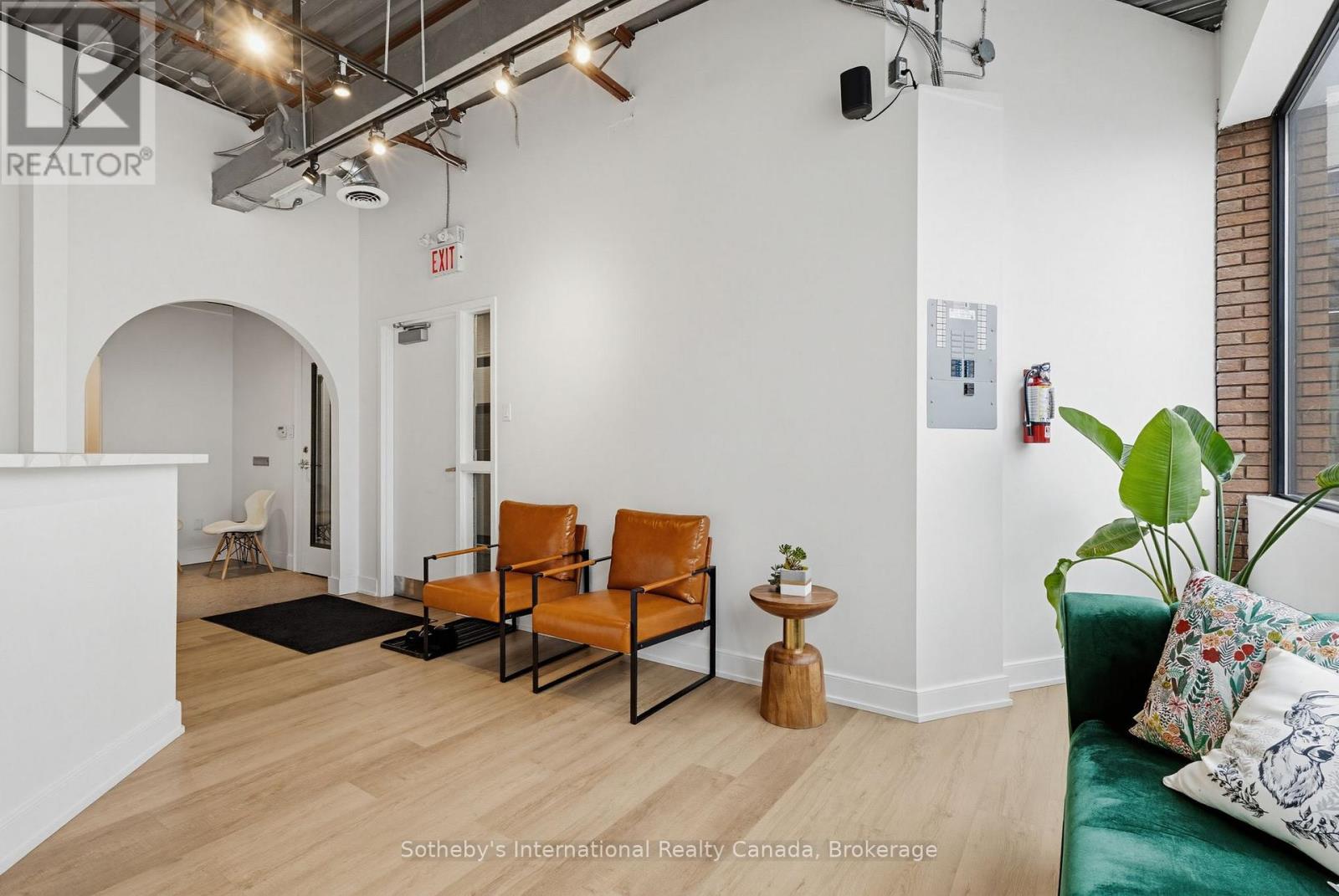 201-202 - 180 JAMES STREET S