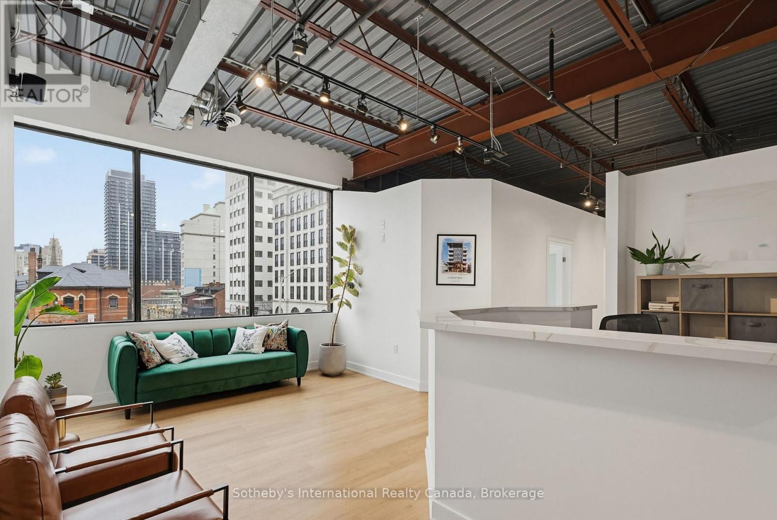 201-202 - 180 JAMES STREET S