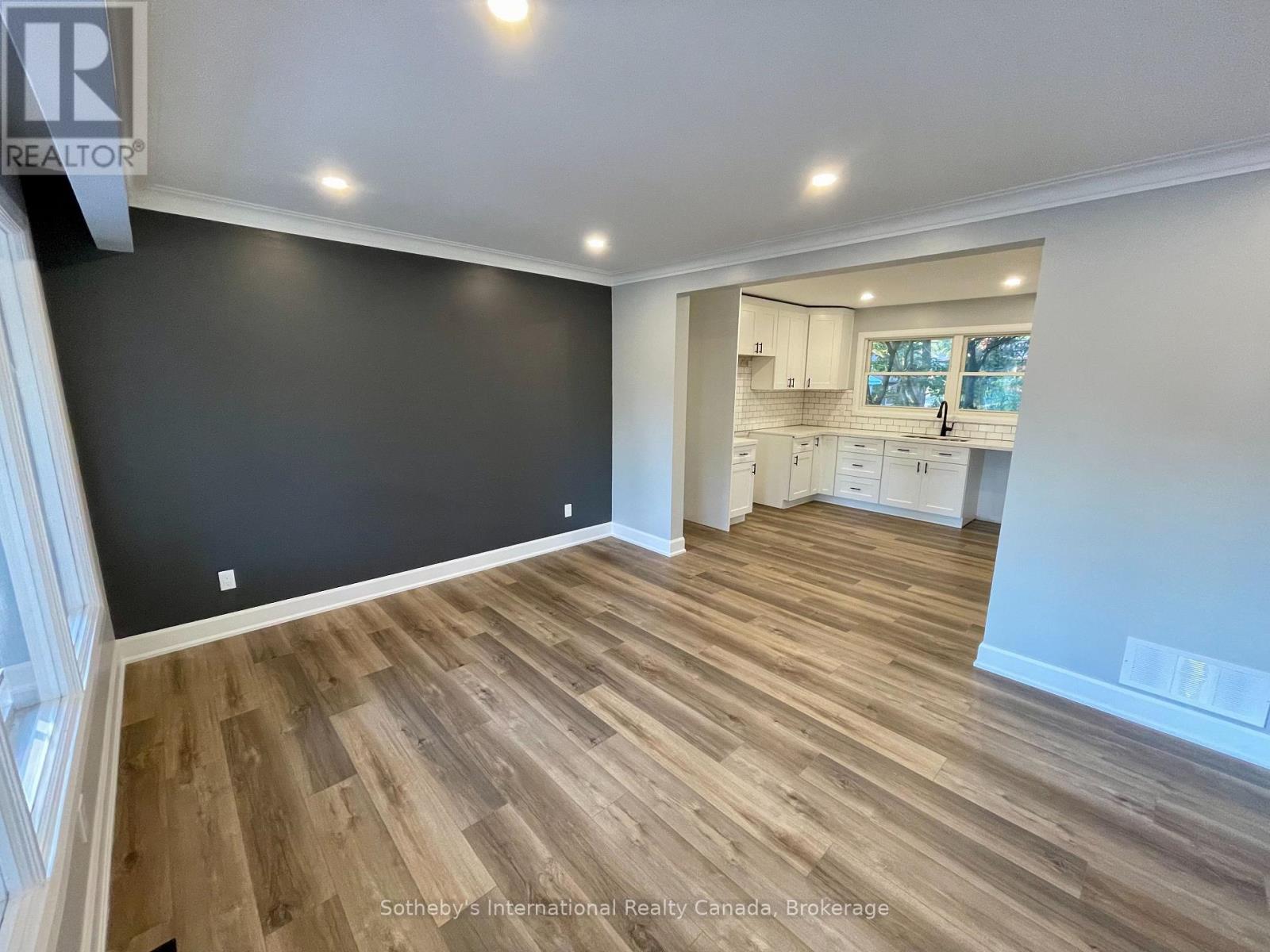 MAIN LEVEL - 39 SILVERCREEK PARKWAY N