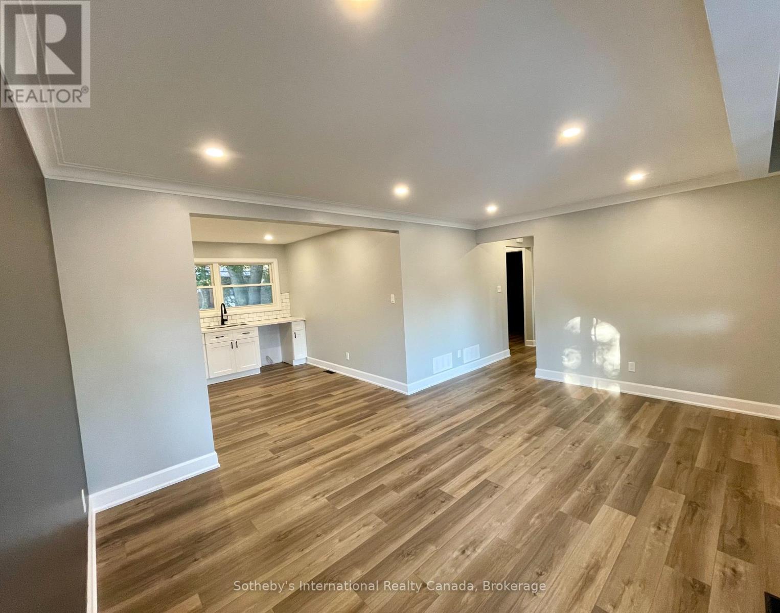 MAIN LEVEL - 39 SILVERCREEK PARKWAY N